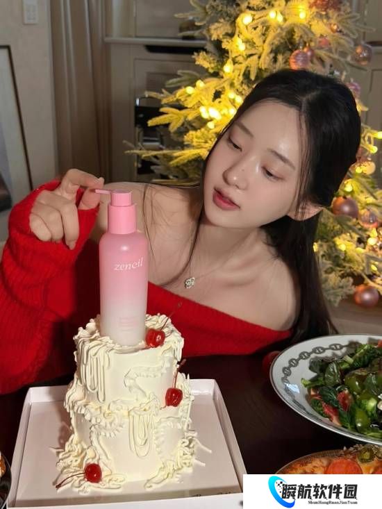 《剑星》体模申才恩一字肩美照：奶油蛋糕抹了一鼻子