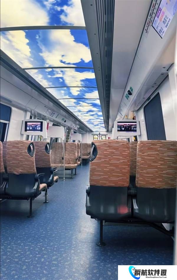 网友建议撤掉深圳地铁11号线“商务车厢” 运行近10年再引争议