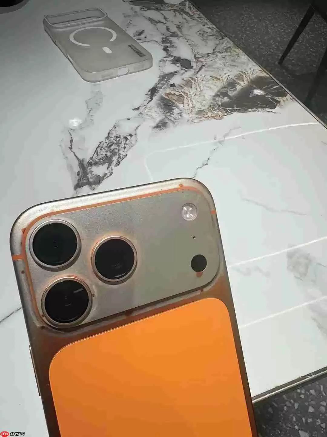 果粉需谨慎，iPhone 17 Pro被湿巾擦掉漆！