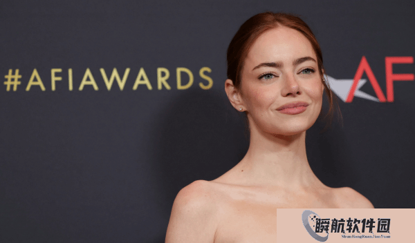 石头姐白色长裙出席颁奖礼 身材一览无余