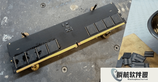 俄罗斯大神省钱绝技：用笔记本拆机芯片自制32GB DDR5台式机内存 只花了1/3的钱