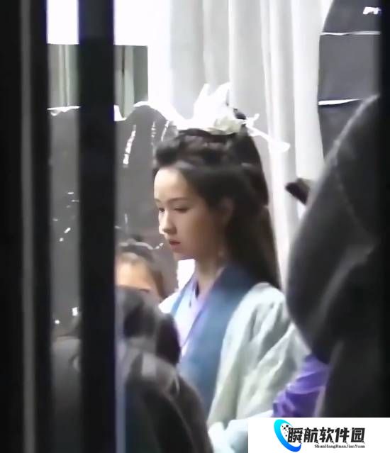 陈都灵《剑来》路透美疯了！蓝绿仙裙清冷出尘