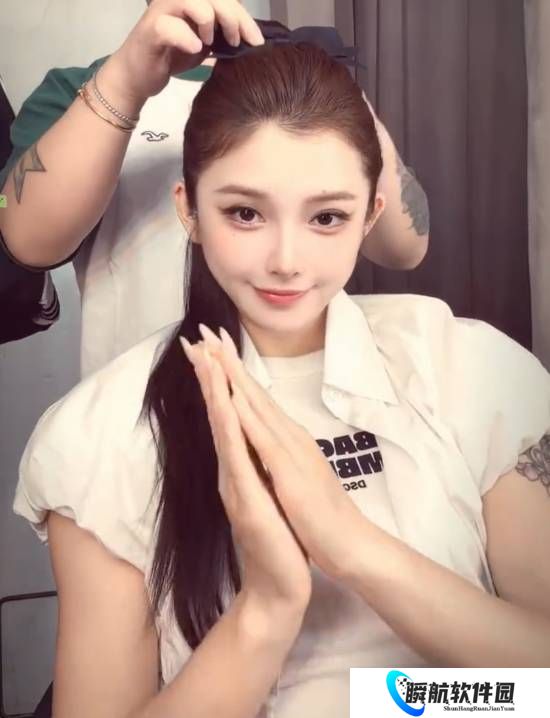 吴艳妮回归长发登热搜：随歌跳动手势舞心情大好