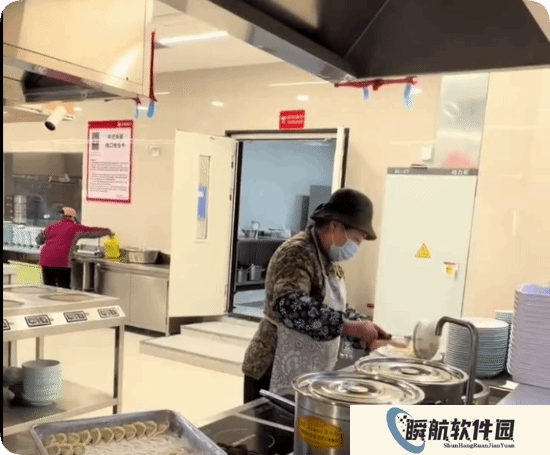 真不是作秀！刘强东母亲在京东食堂煮饺子:每天都来