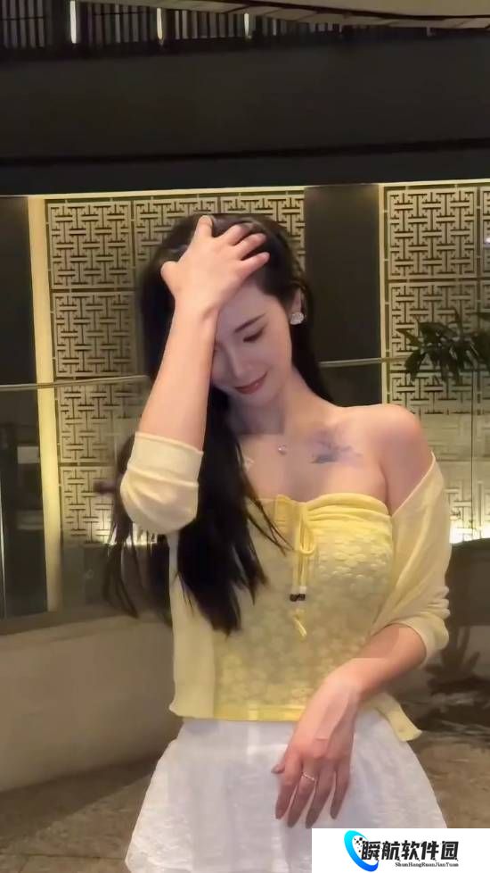 “浩浩妈”上演香肩诱惑！邻家御姐你爱了吗