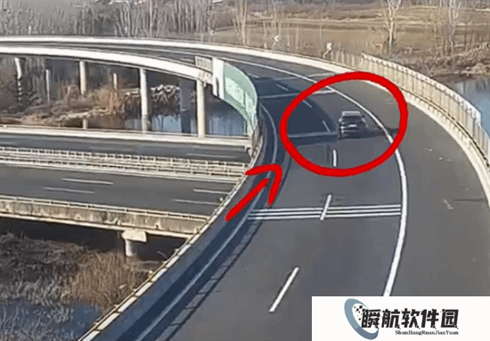 藤原拓海都不敢这么开！司机157km/h过弯失控翻两圈险坠桥