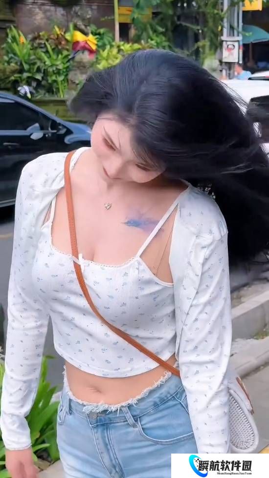 美女浩浩妈外网发新片！胸前小纹身依旧吸睛