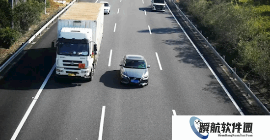 高速上龟速行驶被交警罚200记3分！网友：全国推广！