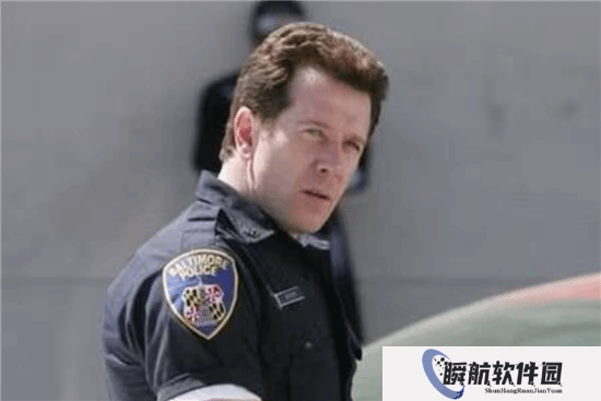 好莱坞知名演员在自家谷仓身亡：汽车搭电时突然自燃