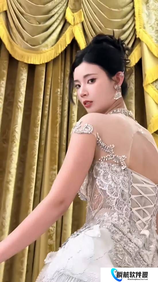 浩浩妈新片来了！银白色裙装美爆了