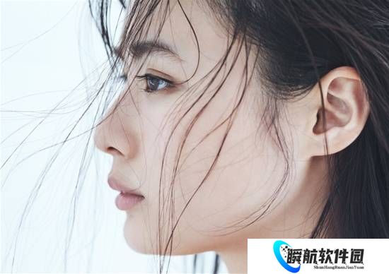 Ｈ杯写真女星丰岛心樱晒肺部Ｘ光照：真的是纯天然哦！