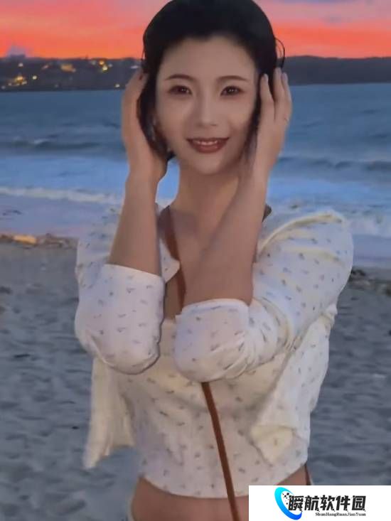 “浩浩妈”巴厘岛海边带娃度假 身材曲线很曼妙