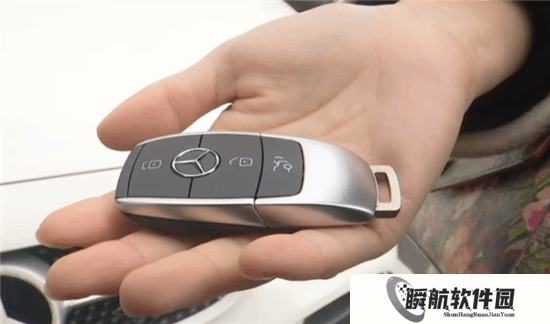 女子退大衣误寄走奔驰钥匙！重配要花6000元