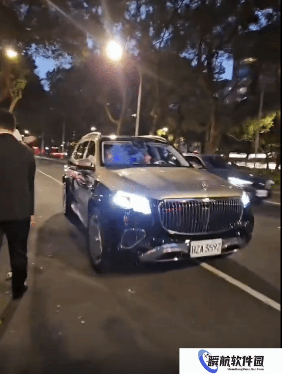 黄仁勋换车了！奔驰迈巴赫GLS 600双拼色车身、大饼轮毂霸气侧露