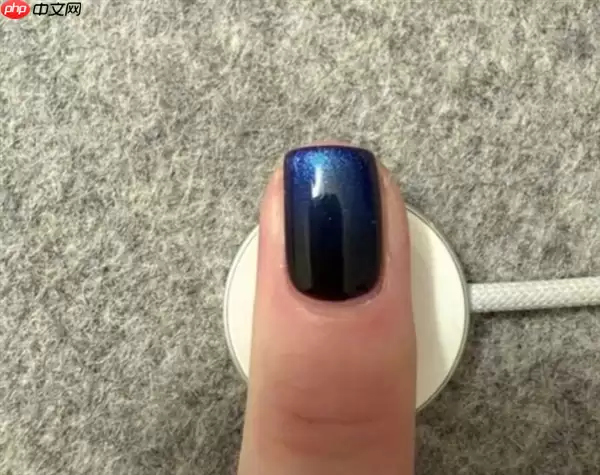 Apple Watch充电器成美甲神器：内置磁铁使指甲油金属颗粒偏移