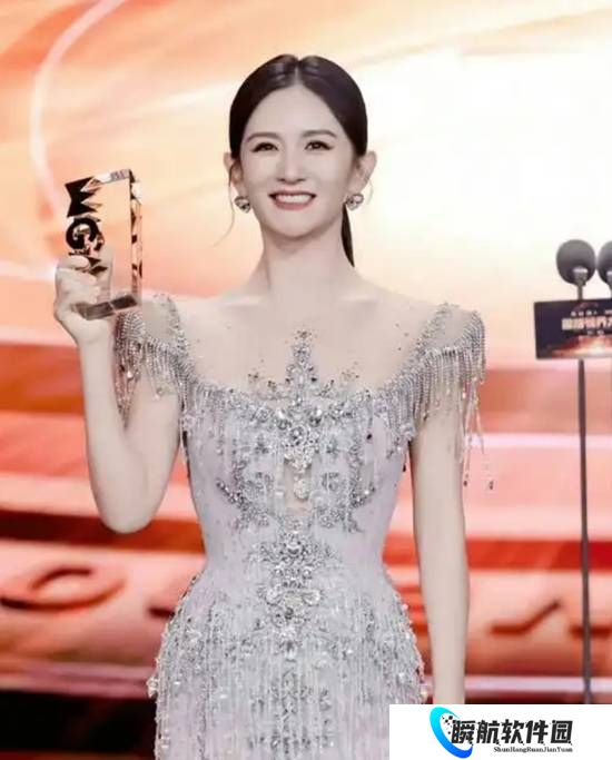 谢娜宣布明年开演唱会：我那些歌也要拿出来见人