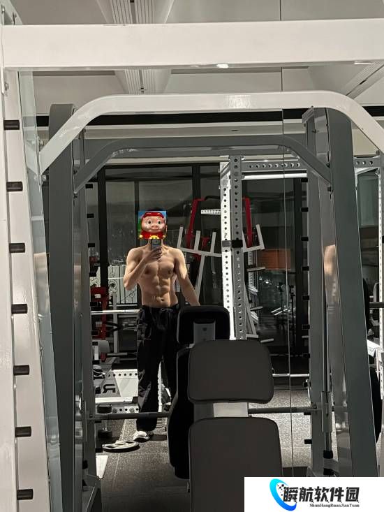 Bin哥不服Gala腹肌秀小肚 网友笑飞:黑子白子都沉默了