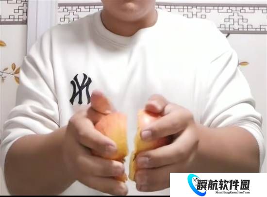 15岁男孩天生神力：徒手掰苹果 掰断80公斤臂力棒