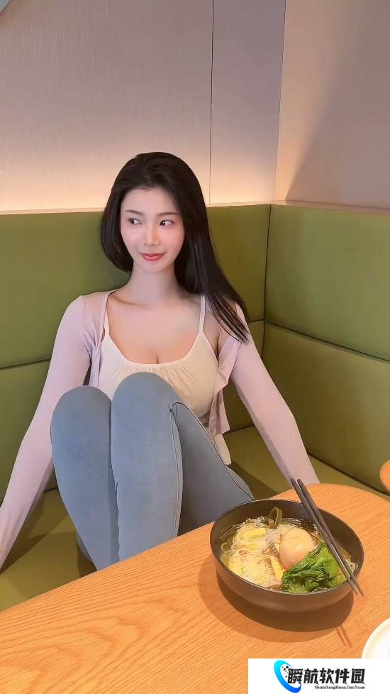 浩浩妈新造型！白色吊带活泼大方