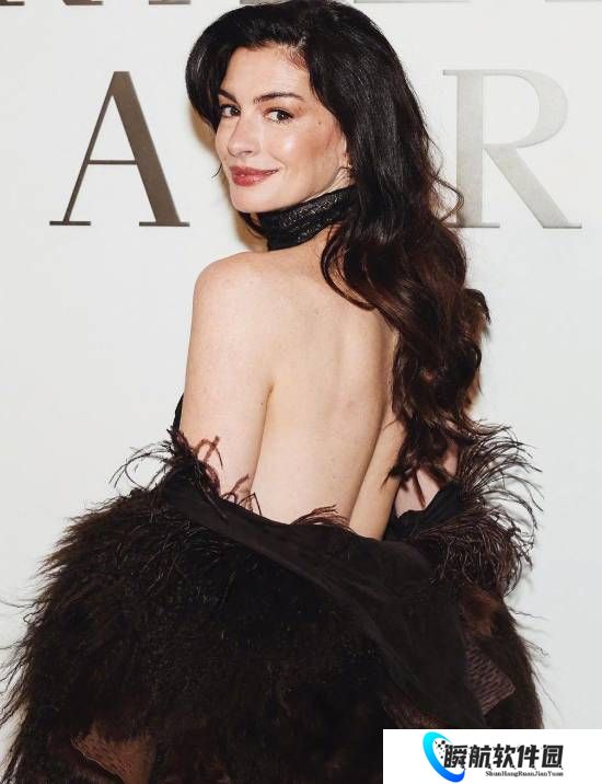 43岁安妮·海瑟薇亮相纽约时装周