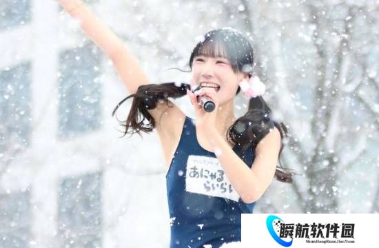 日本女团冰天雪地里穿泳装表演 公司事后还拍卖其泳装