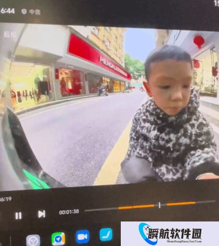 小男孩给路边小米SU7擦灰 雷军在线比心：谢谢小孩哥！