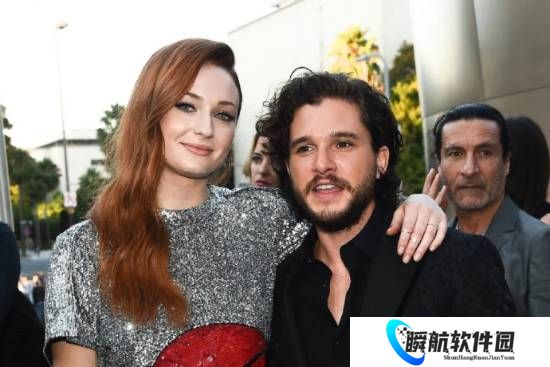 “雪诺”基特·哈灵顿：亲三傻让我尴尬