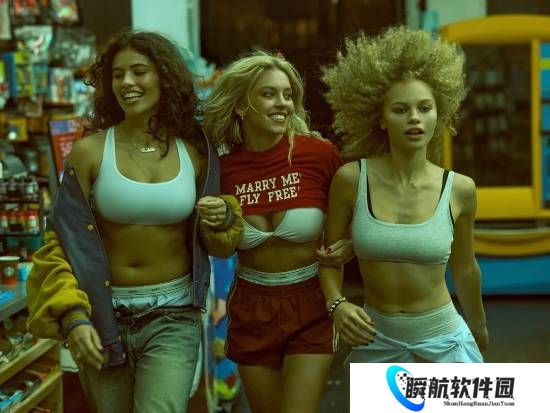 悉尼妹最新内衣广告：这回叫上了另外两个美女