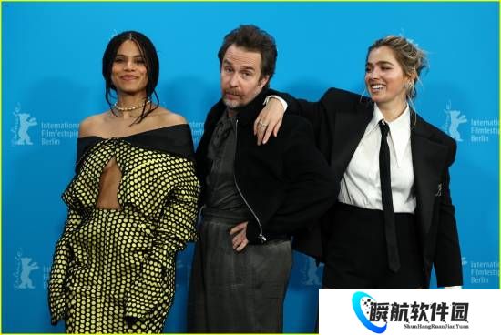 现在的新片宣传真拼 黑丝美女当众倒立