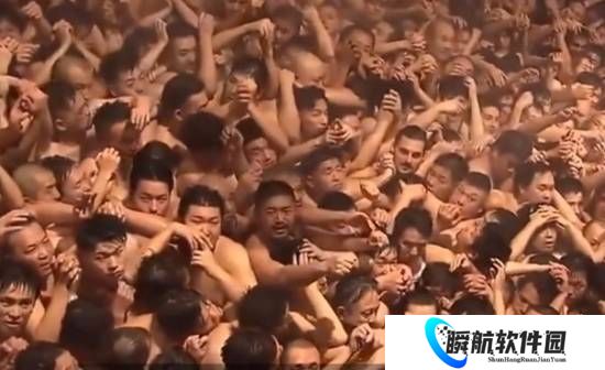日本一寺庙举行年度“裸祭” 上万名男性仅着兜裆布争抢“宝木”致6人送医
