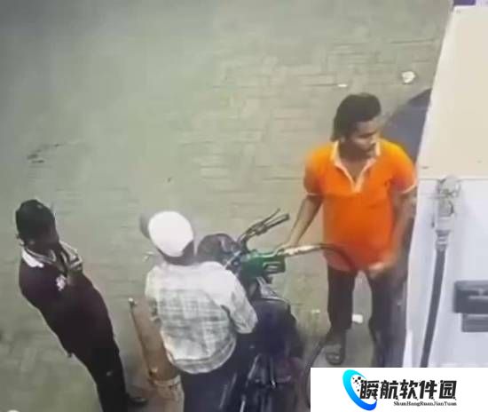 又蠢又坏:男子加油站抽烟被劝怒而纵火 自己也着了