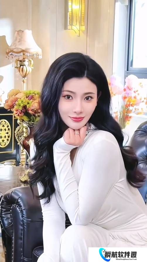 “浩浩妈”王星辰新图！优雅长裙戴项圈 深V明显