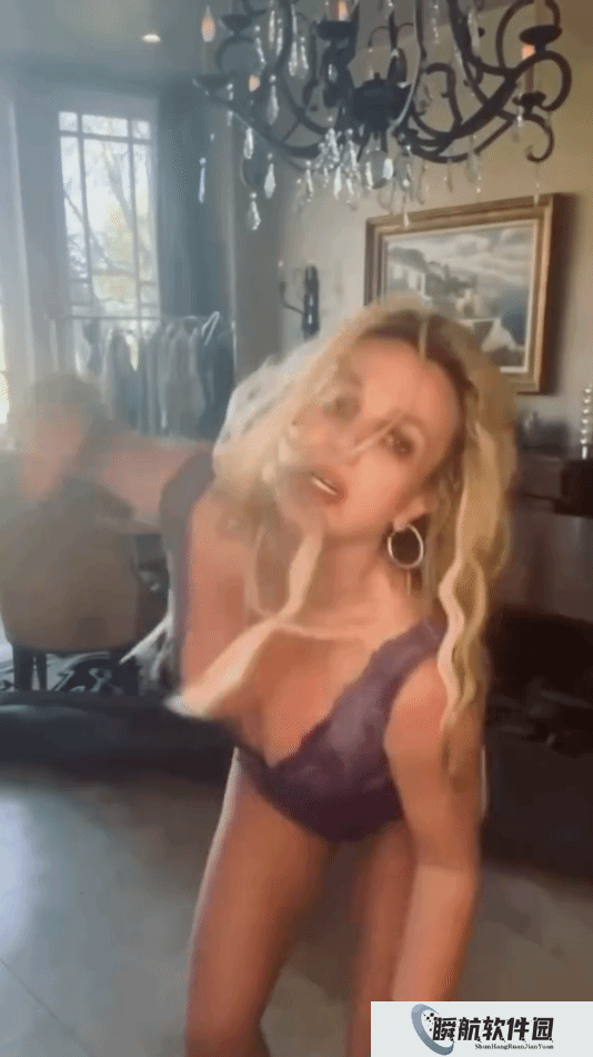 精神状态堪忧？布兰妮晒舞姿 紫色睡衣太惹眼