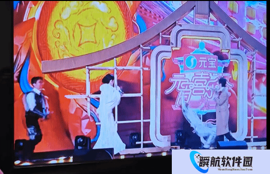 湖南元宵晚会嘉宾出场摔了个大屁墩：主持人火速救场