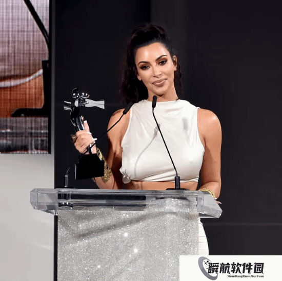 金卡戴珊：我经常一丝不挂溜达 获得时尚奖让我有点惊讶