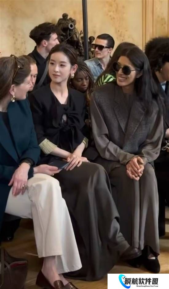 章泽天巴黎时装周看秀 听超模和纪梵希家族媳妇聊天