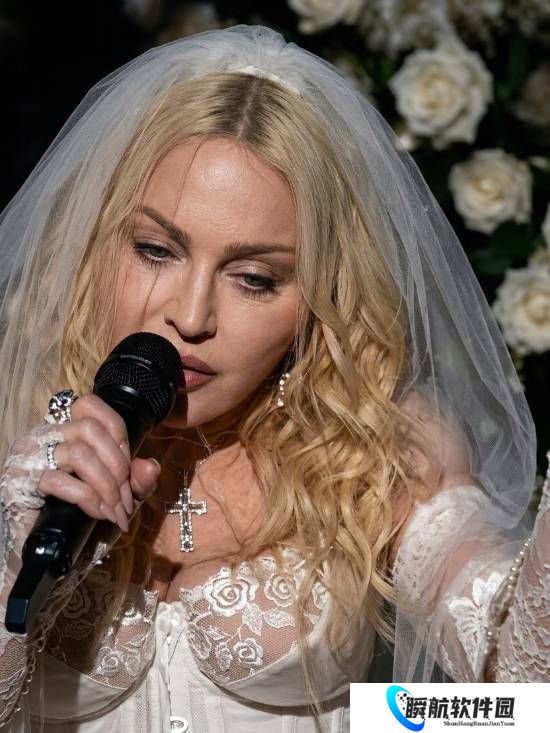 67岁麦当娜状态 时装周首演下衣失踪造型磁性魅惑