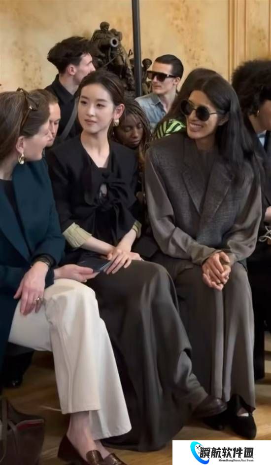 章泽天现身巴黎时装周：坐在超模名媛中间谈笑风生
