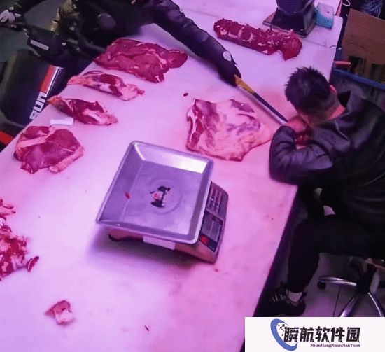 肉贩打盹遭顾客刀尖戳出血？肉贩：老顾客开玩笑