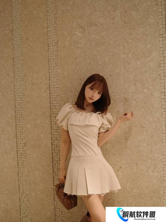 三上悠亚全新美照！眼镜绝对加分项