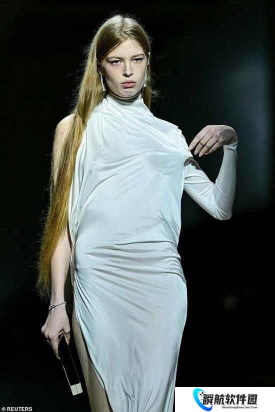 马斯克跨性别女儿亮相 身穿高定礼服走秀