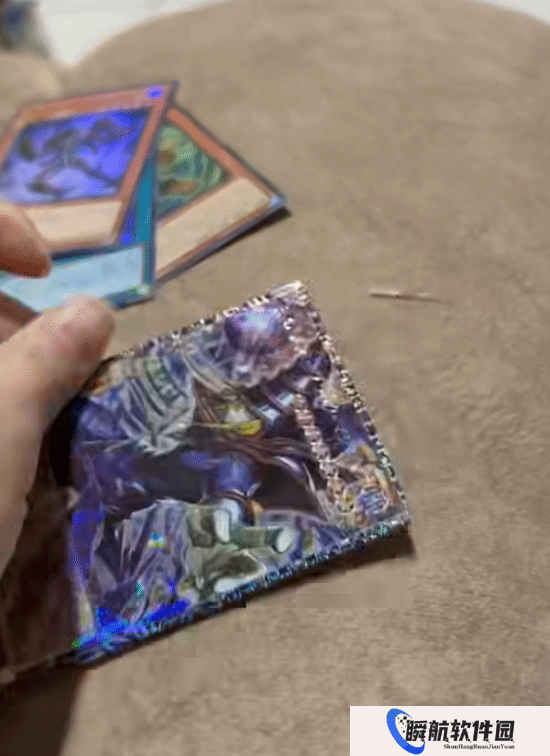 最惨一剪没！玩家失手剪坏价值25万元的卡：直接疯了