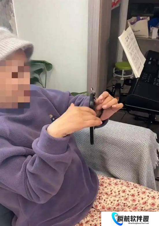 截瘫女子植入脑机1年后：能刷手机能自主进食