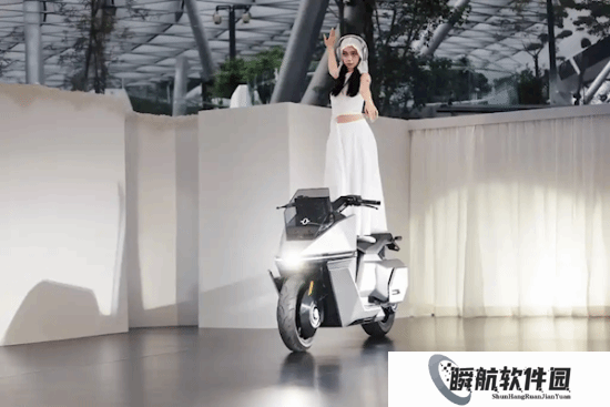全球首款量产自平衡电动摩托车发布 美女撒手站车上也不倒
