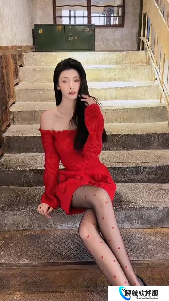 “浩浩妈”晒黑丝！红裙老“肩”巨猾