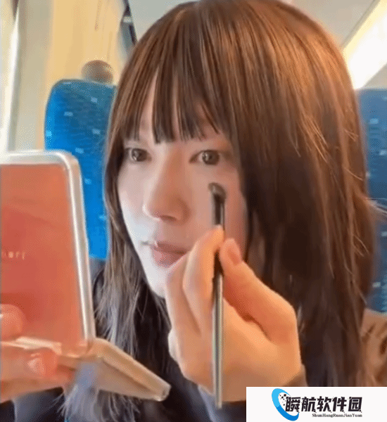 日本女孩在新干线上化妆录视频 竟被大量日本网民辱骂