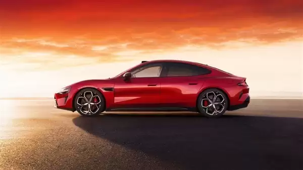 小米SU7全系标配1500兆帕防刮底横梁，构建电池三重底