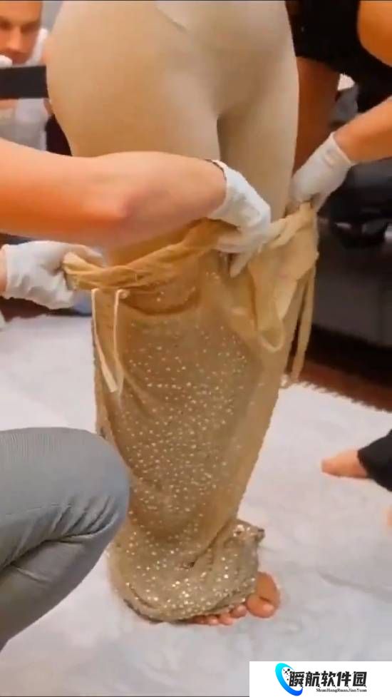金・卡戴珊穿紧身礼服尴尬瞬间！身材太大不好穿