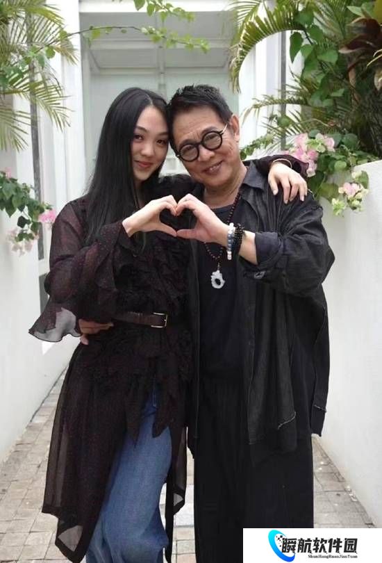李连杰女儿晒父女合影 称将改造老爸造型
