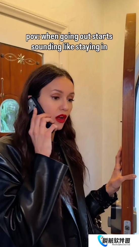 《吸血鬼日记》女主透视蕾丝内衣美照 37岁风韵犹存